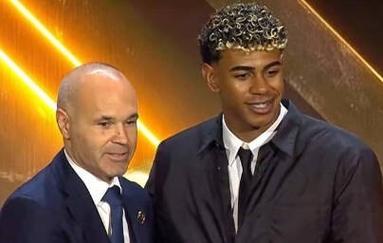 详解棒球规则中的“打者干扰”判定当球棒击中捕手手套